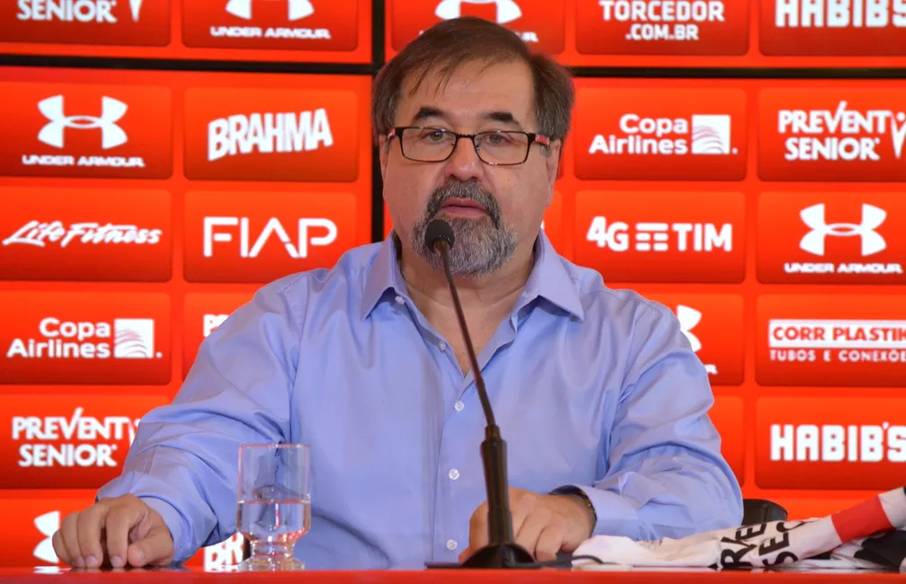 Ex-dirigente do São Paulo quebra cinco costelas ao perseguir assaltante e cair de escada