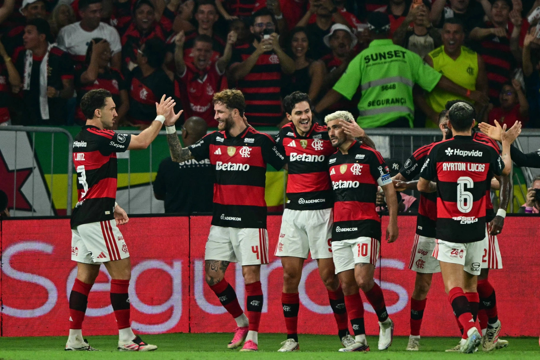 Flamengo vence Cruzeiro com golaços e avança às quartas da Libertadores