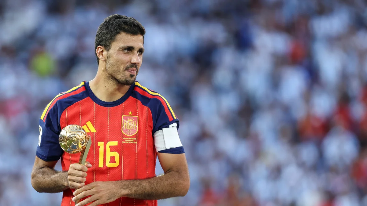 Após longa negociação, Rodri chega a Barcelona para assinar contrato de quatro anos