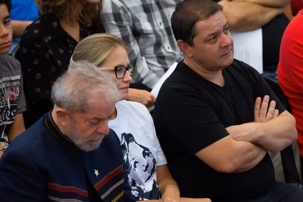 Lula diz que Lulinha precisa se defender e nega blindagem em investigação da PF